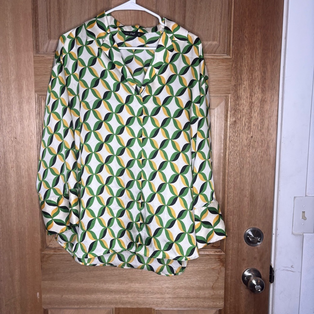 F&F women’s Green and Yellow Geometric blouse size 6‎